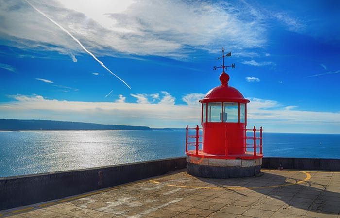 The lighthouse above Praia do Norte